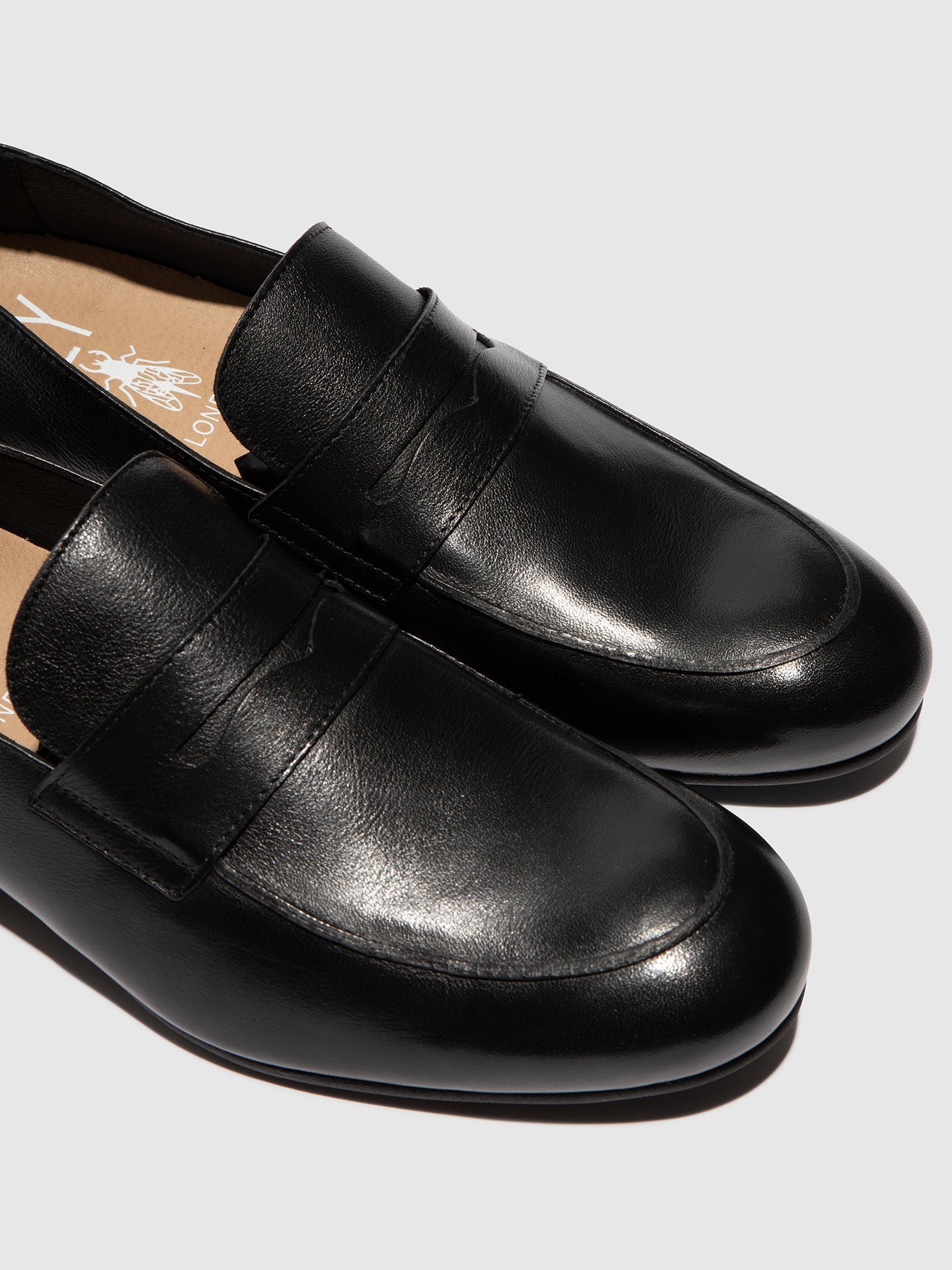 Mocassins clássicos em pele FLY London DRIK preto