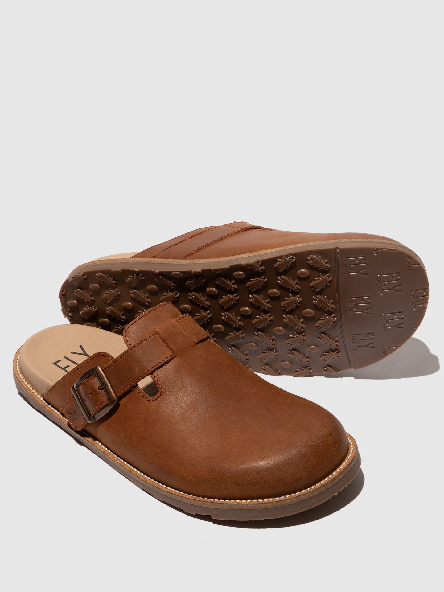 Chinelos em pele frente fechada FLY London MIGS camel