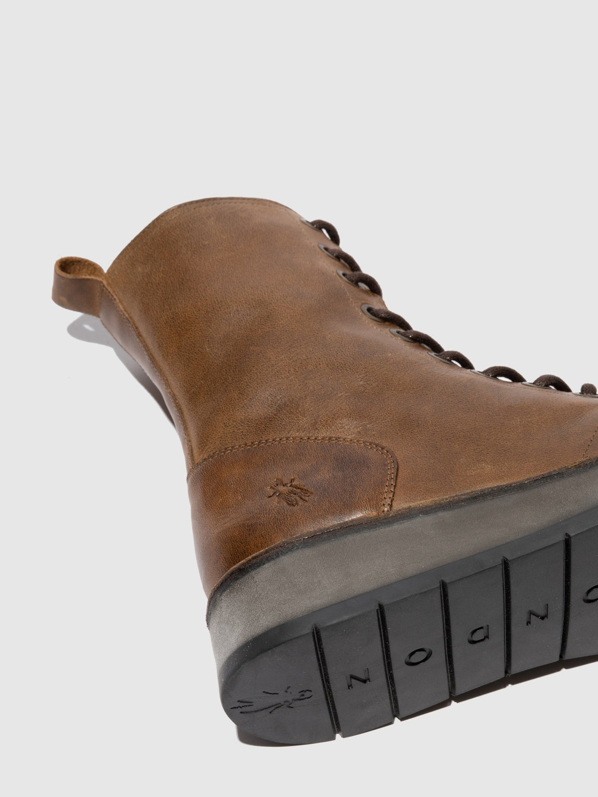 Botins com atacadores em pele FLY London RAMI rug camel
