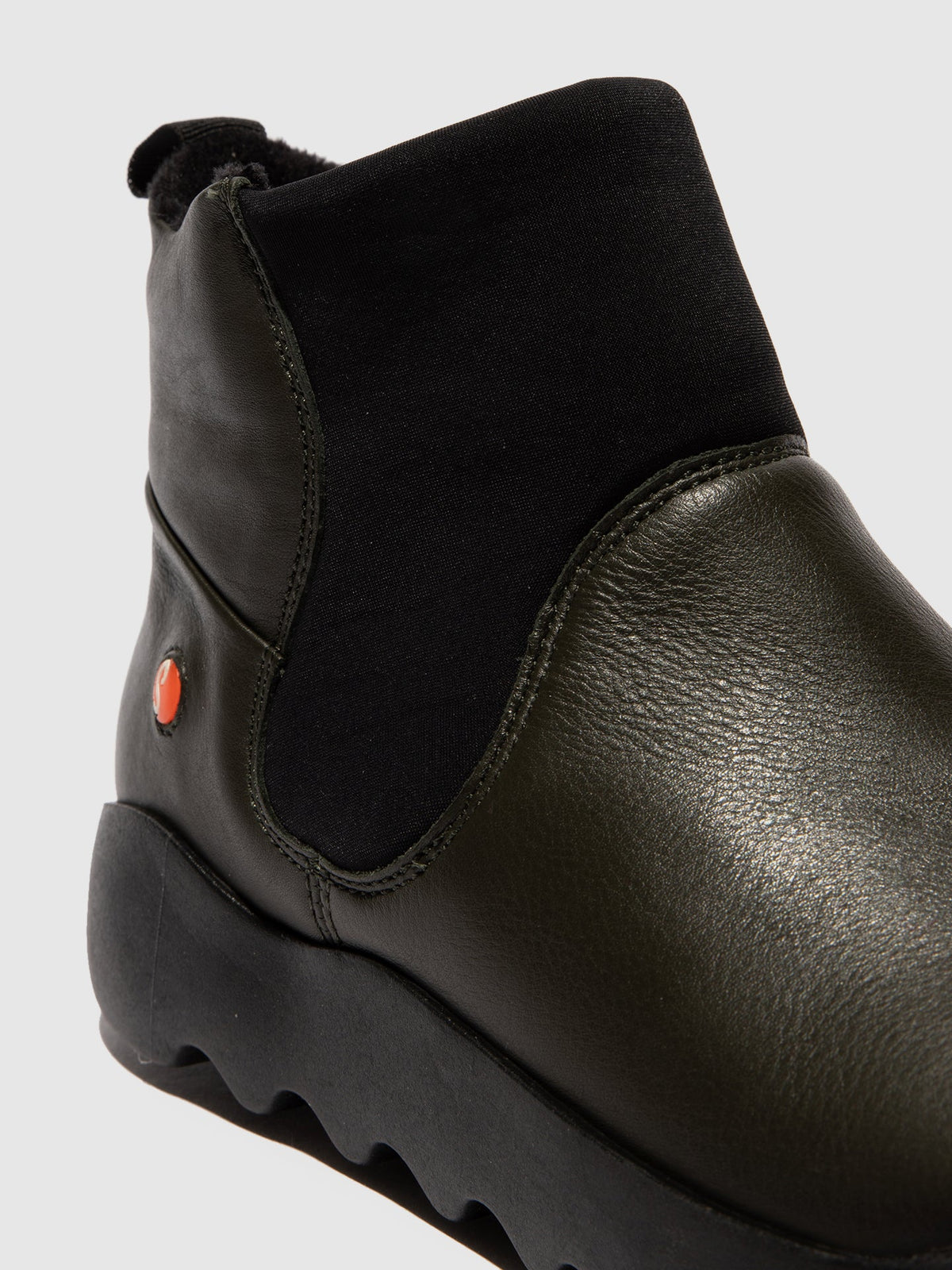 Botins com elásticos em pele suave Softinos WARY802SOF verde militar