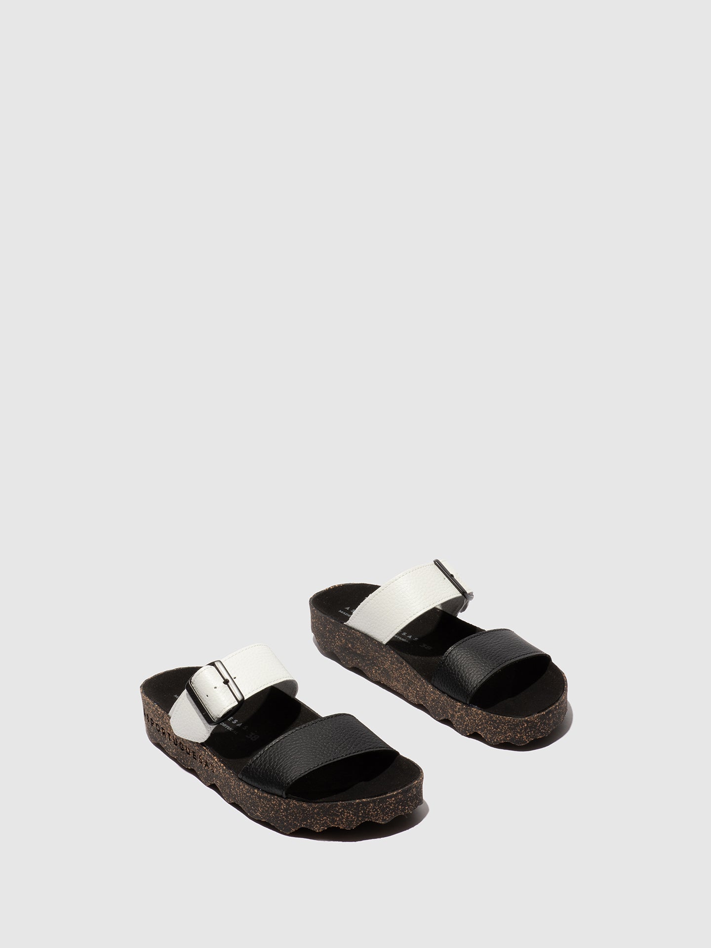 Chinelos em pele vegan As Portuguesas COLY preto e branco