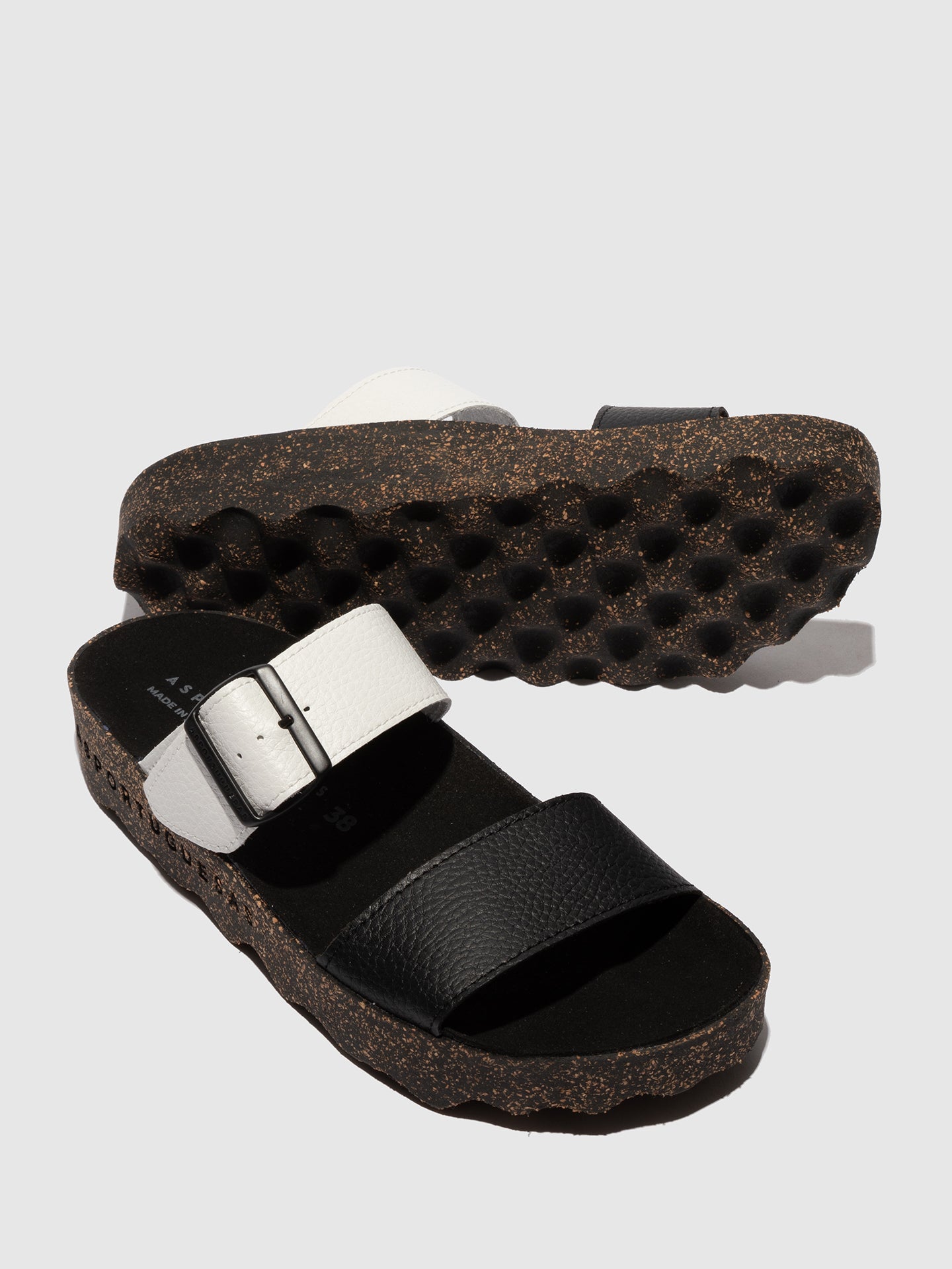 Chinelos em pele vegan As Portuguesas COLY preto e branco