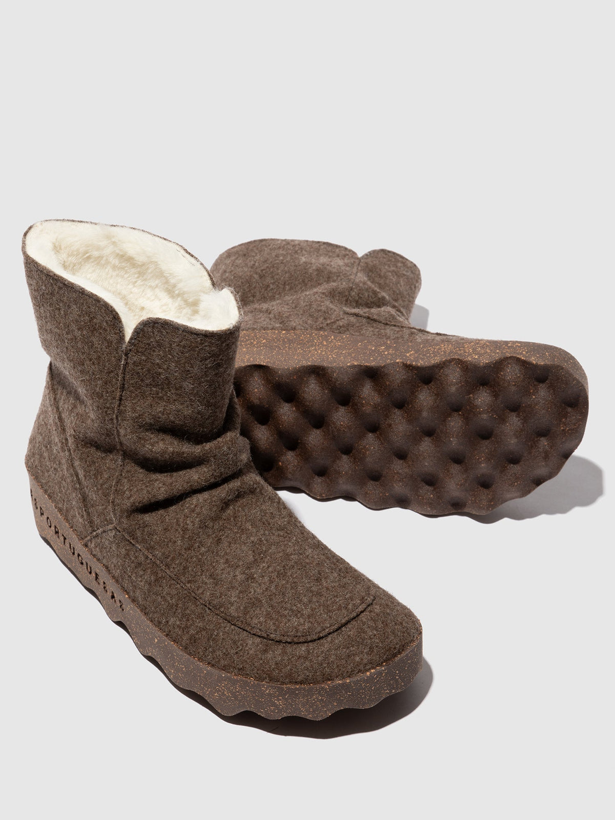 Botas de biqueira redonda em lã de burel As Portuguesas CUFF nogueira