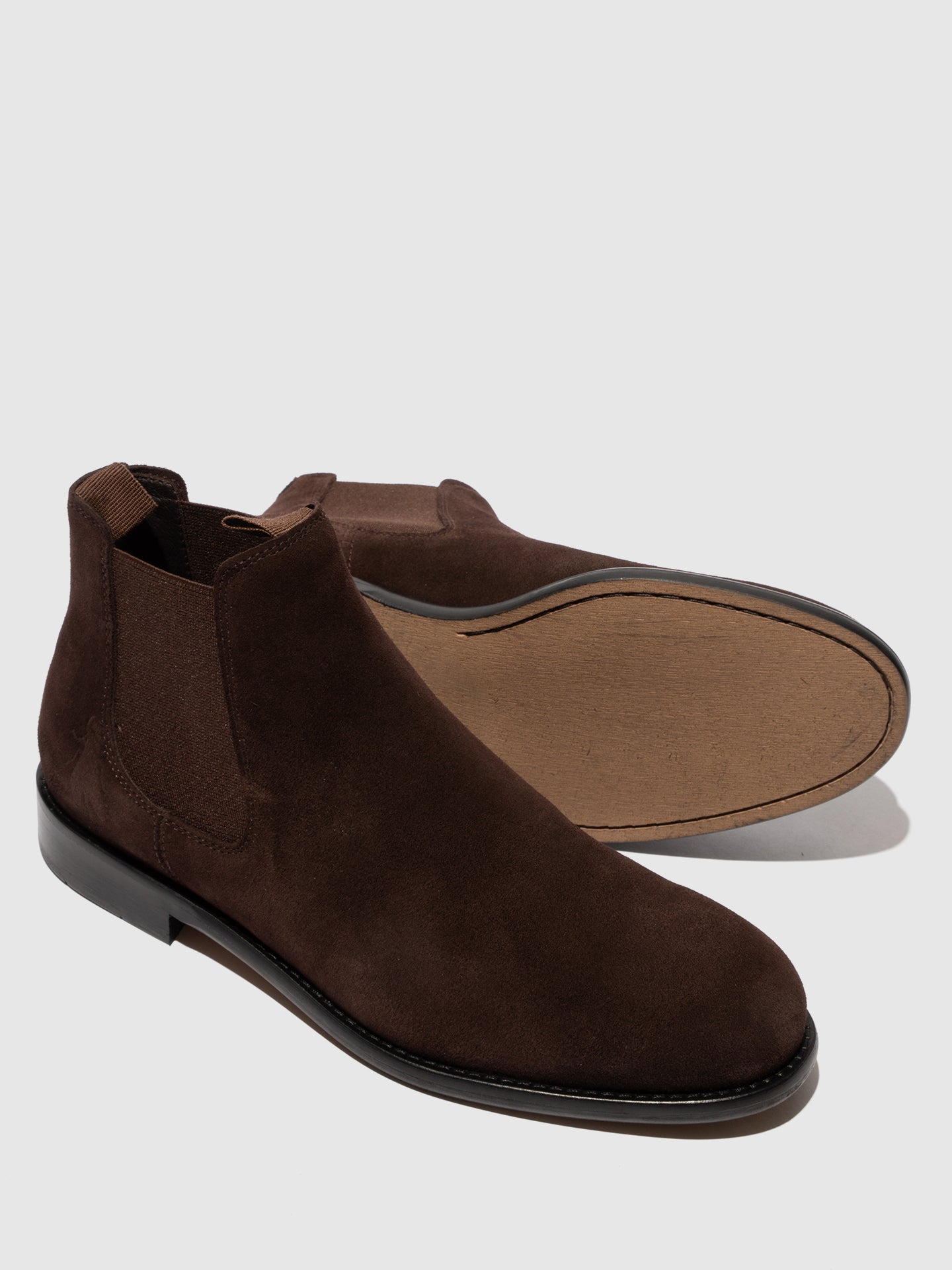 Botins Chelsea em pele camurça FLY London WIBO expresso