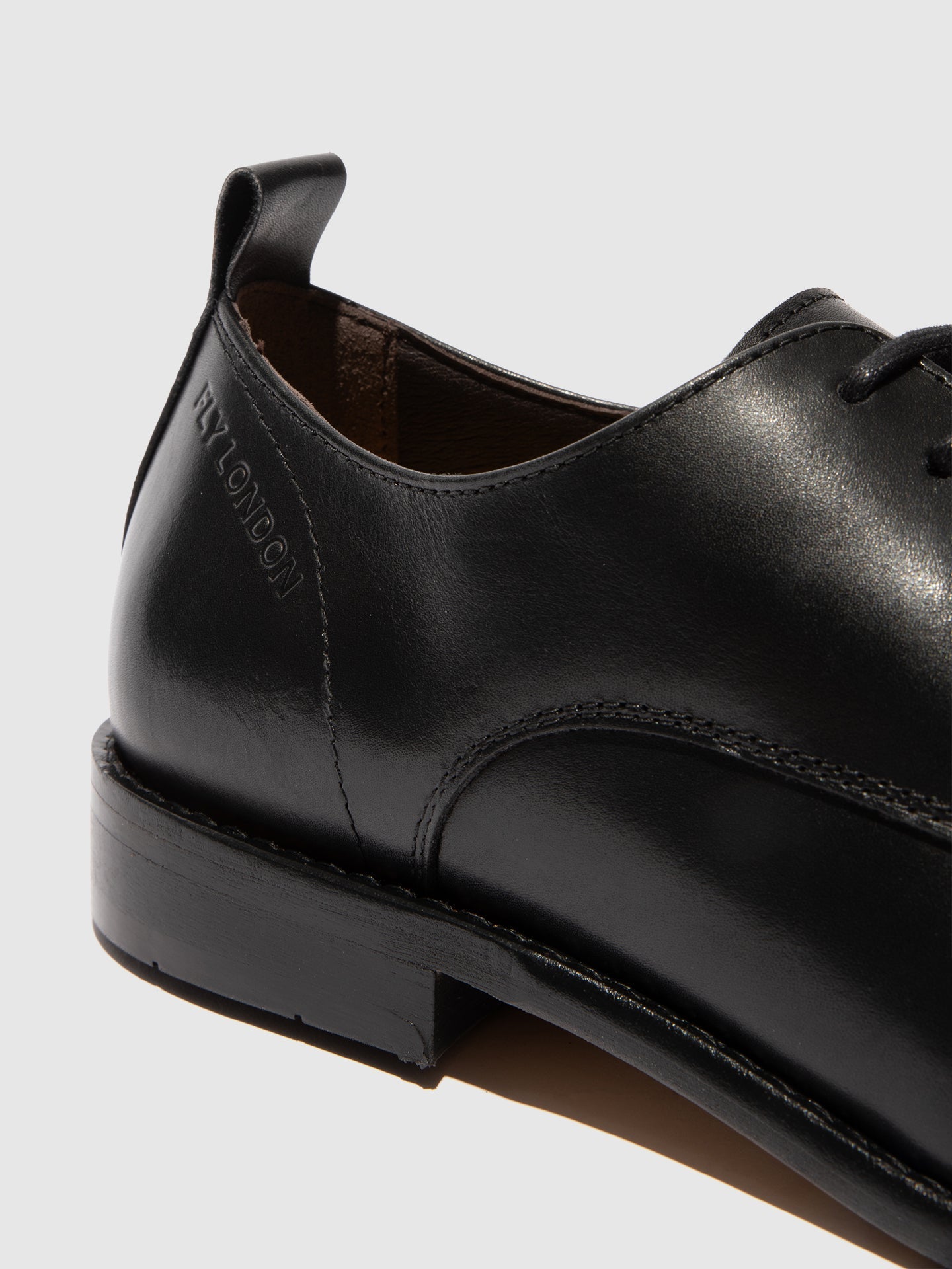 Sapatos em pele FLY London WAZU preto