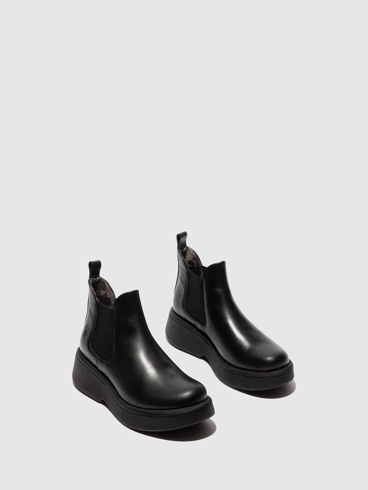 Botins Chelsea em pele FLY London MULK rug preto