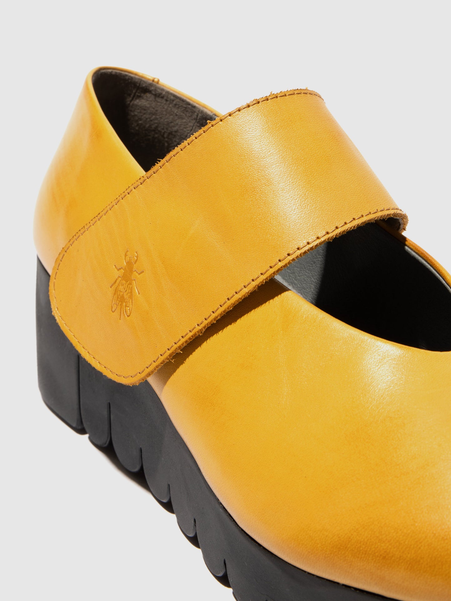 Sapatos em pele com velcro FLY London VARI mostarda
