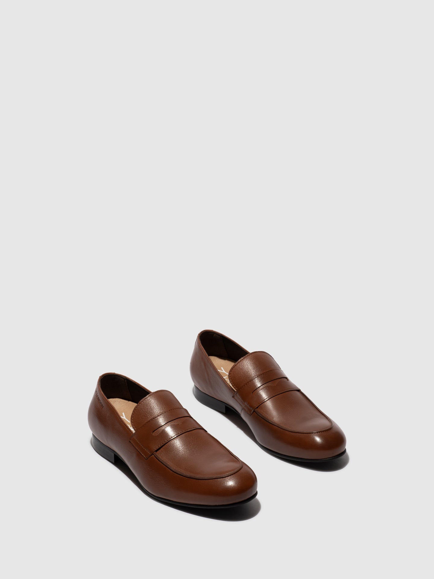 Mocassins clássicos em pele FLY London DRIK cognac