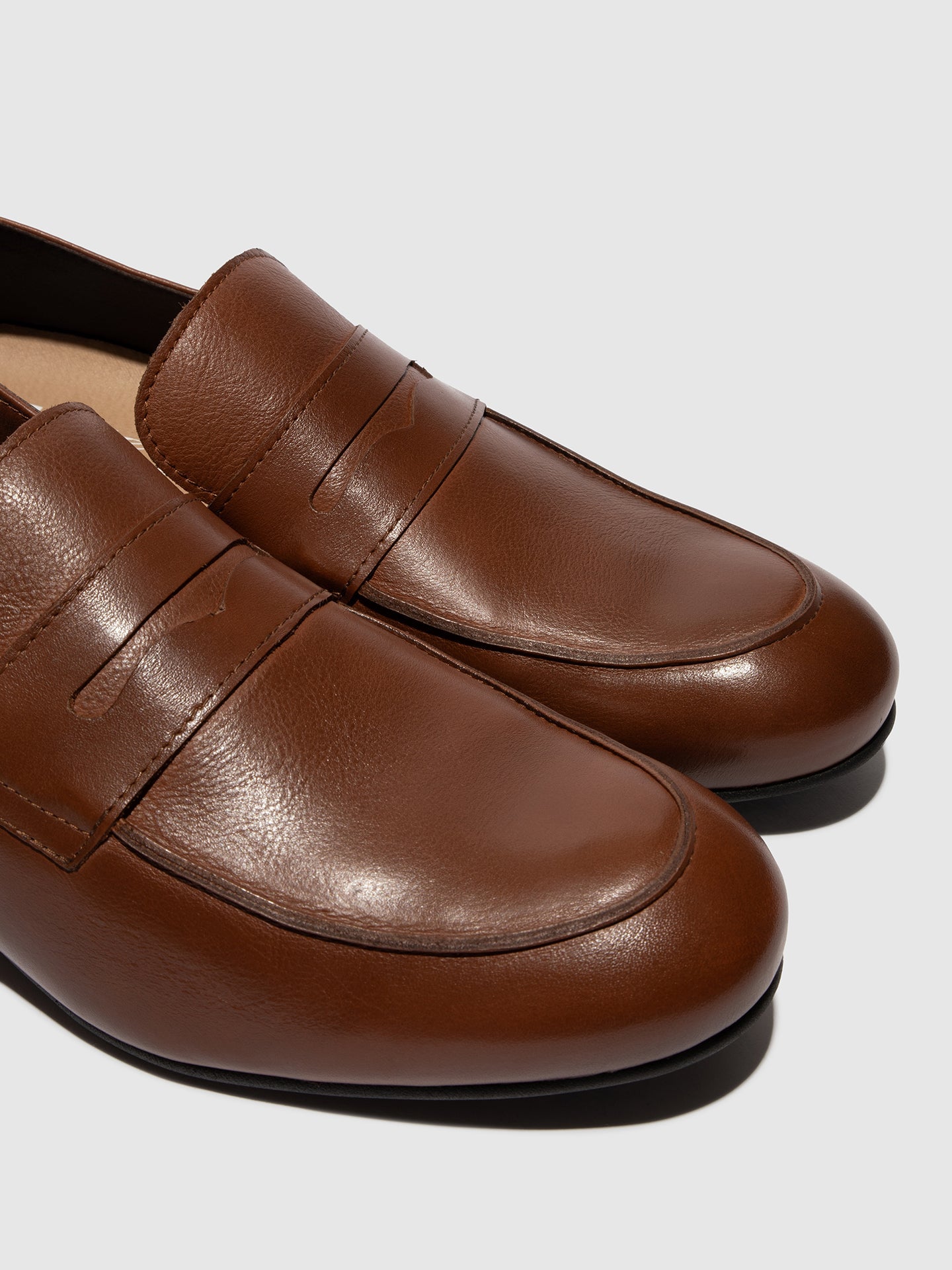 Mocassins clássicos em pele FLY London DRIK cognac