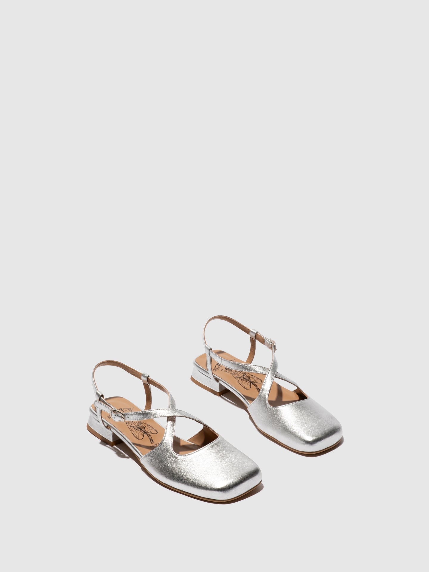 Sandálias em pele frente fechada FLY London CEFI prateado