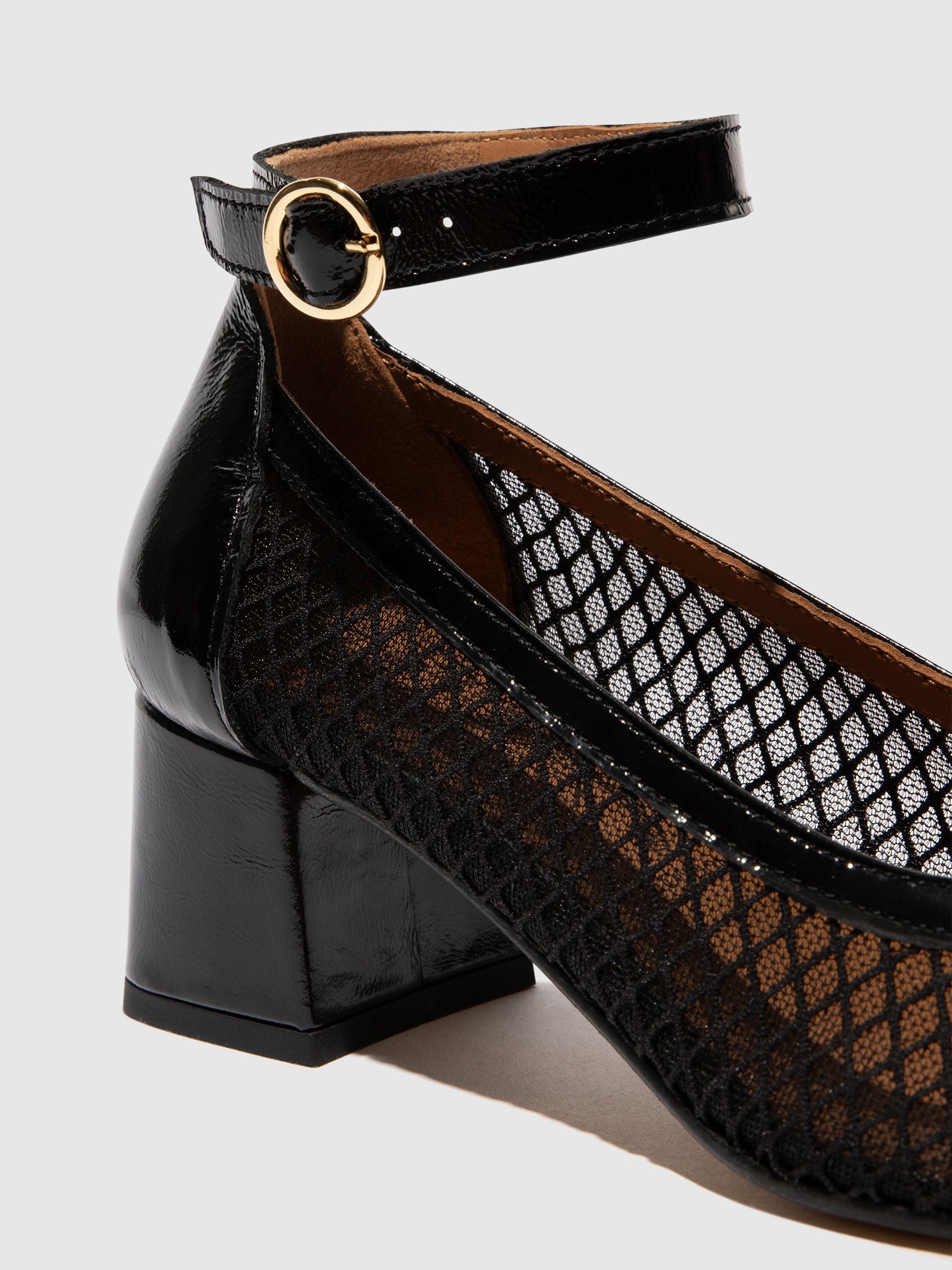 Sapato em pele verniz perfurado FLY London SALZ preto
