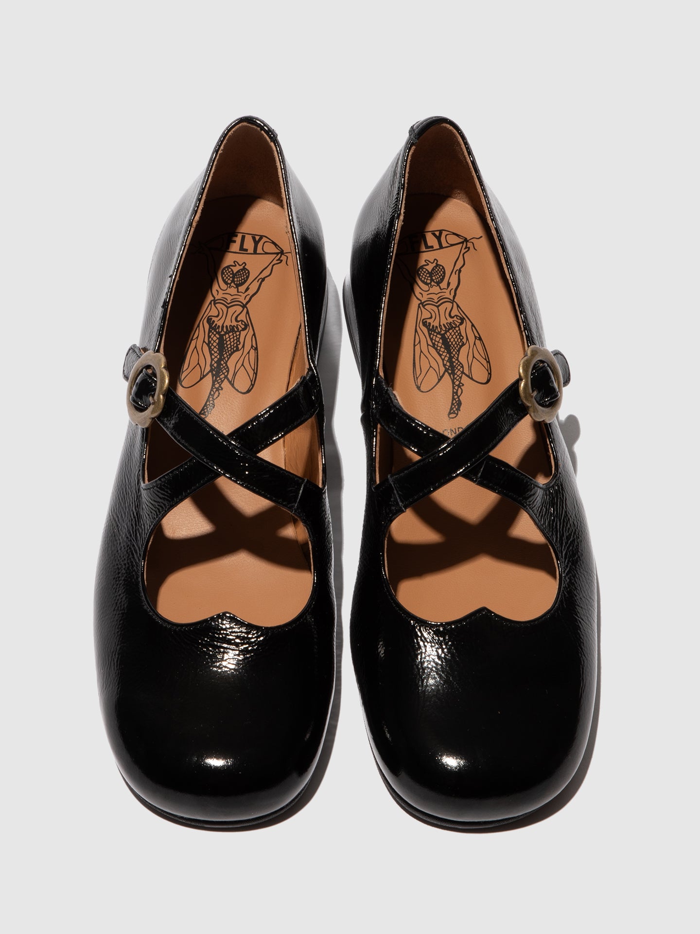 Sabrinas clássicas em pele verniz FLY London CADS preto