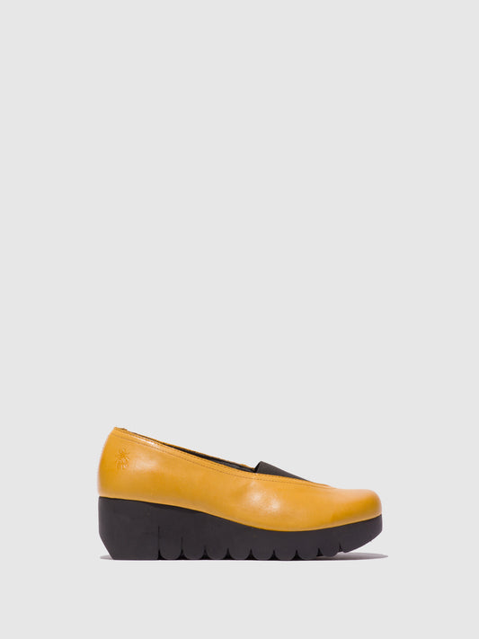 Sapatos de salto médio em pele FLY London VEIK mostarda