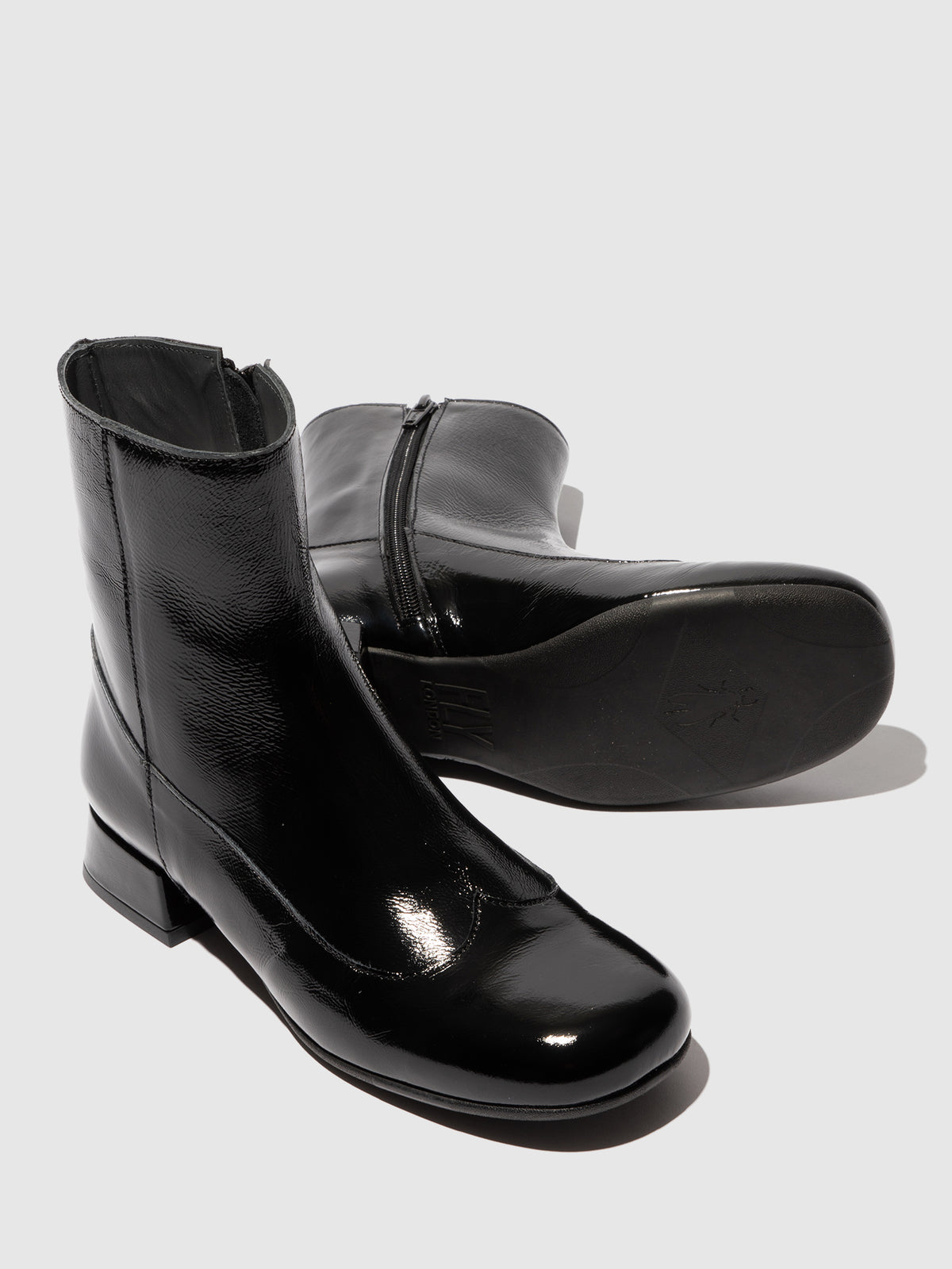 Botins em pele envernizada FLY London CARG preto