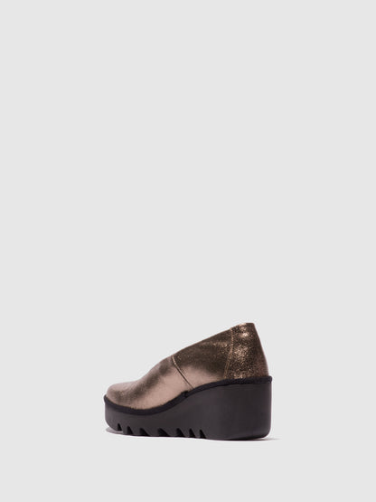 Sapatos de salto médio em pele FLY London BESO dourado-escuro