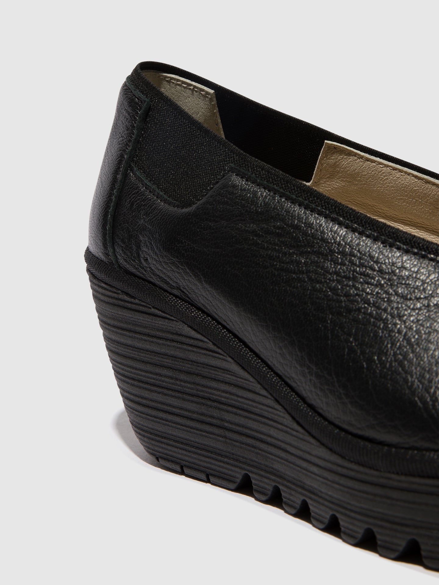 Sapatos de cunha em pele FLY London YOZA preto
