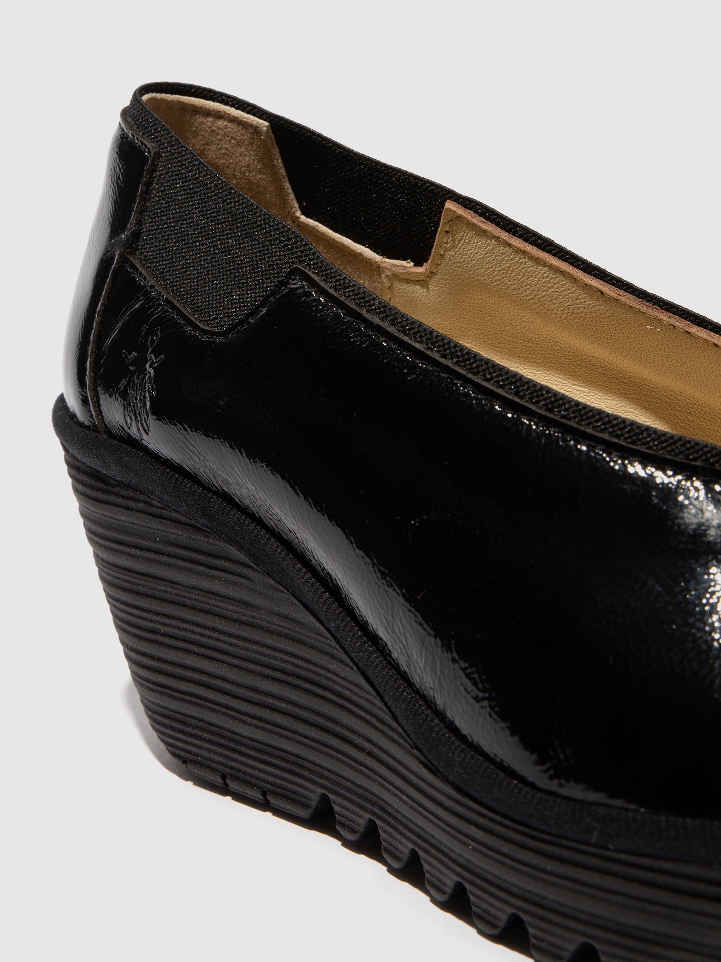 Sapatos de cunha em pele verniz FLY London YOZA preto