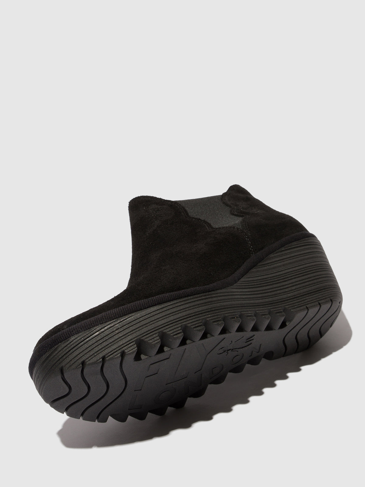 Sapatos de salto médio em camurça FLY London YURE preto