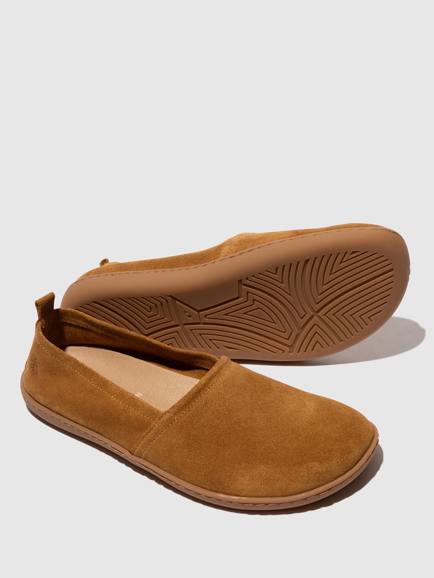 Sapatos em pele camurça FLY London PELY camel