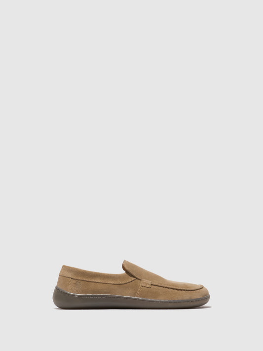 Mocassins em pele camurça FLY London COFY taupe