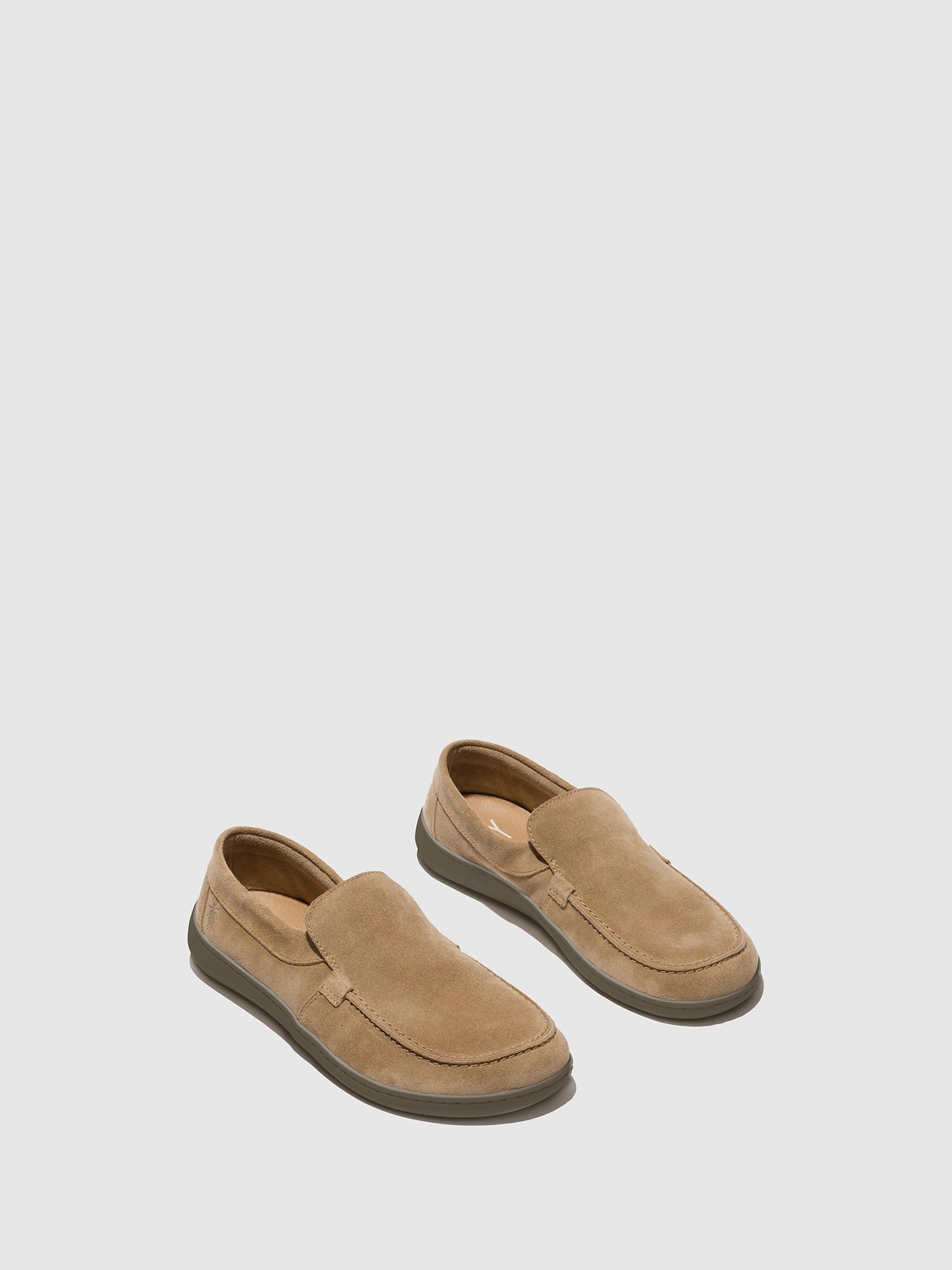 Mocassins em pele camurça FLY London COFY taupe