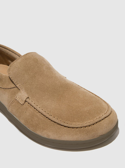Mocassins em pele camurça FLY London COFY taupe
