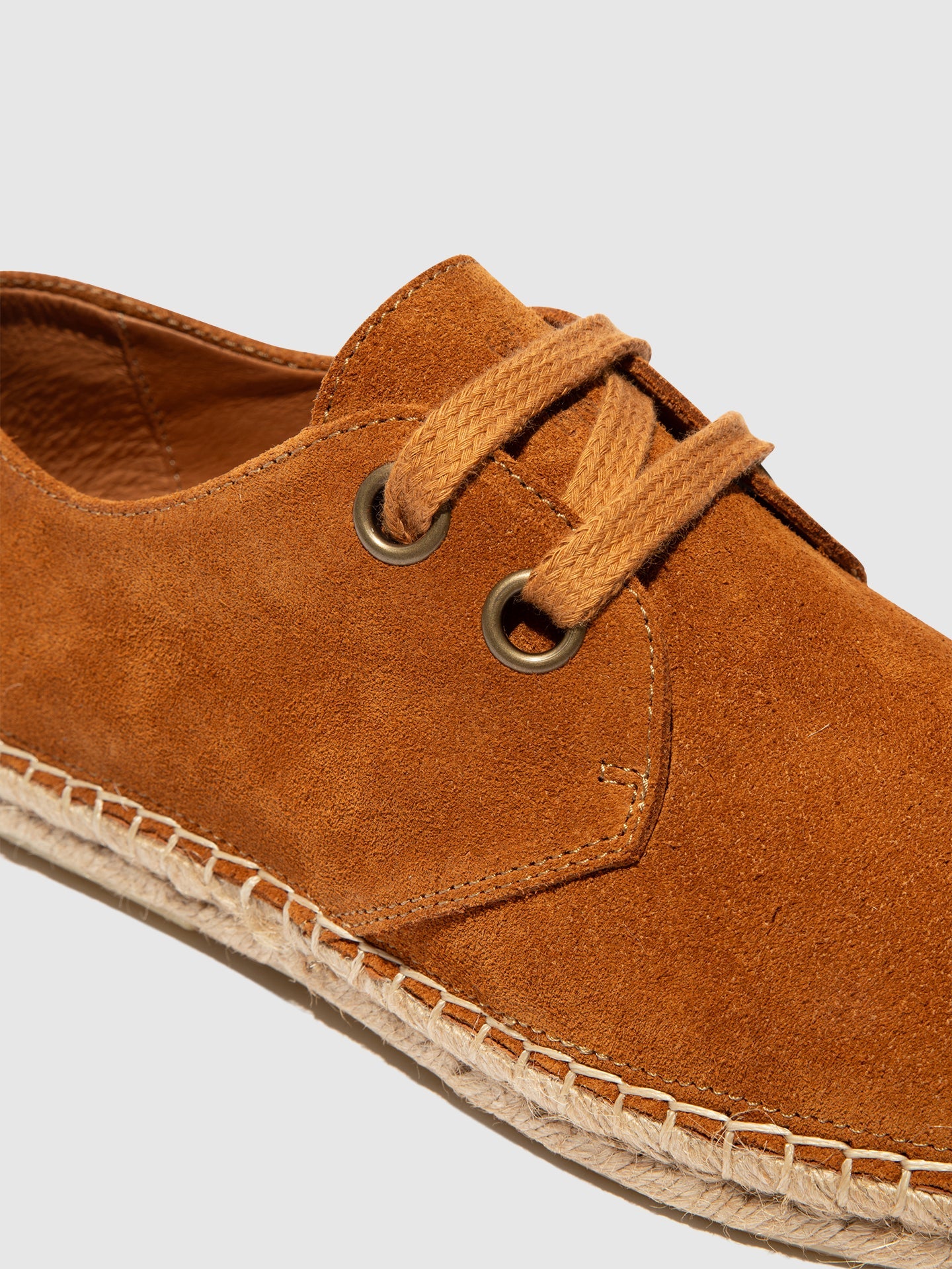 Alpercatas com atacadores em pele camurça FLY London SLIN camel
