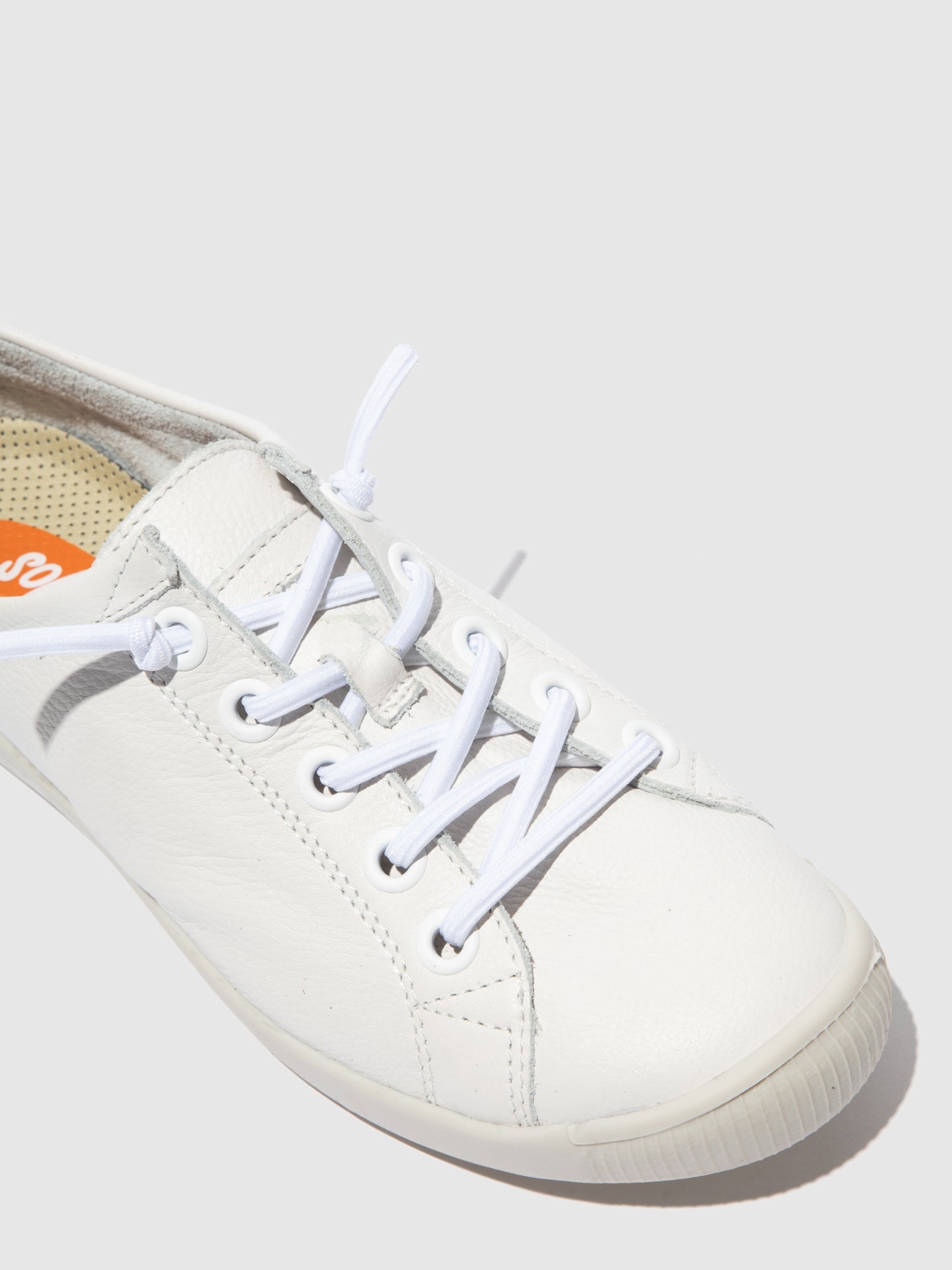 Sapatilhas com elásticos em pele suave Softinos ISLAII smooth branco