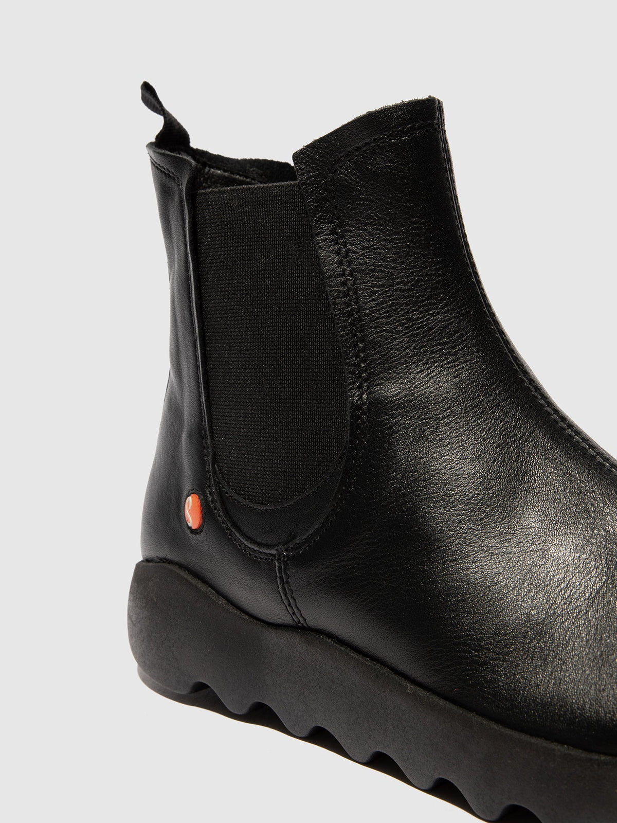 Botins Chelsea em pele suave Softinos WHAD765SOF preto com elástico preto